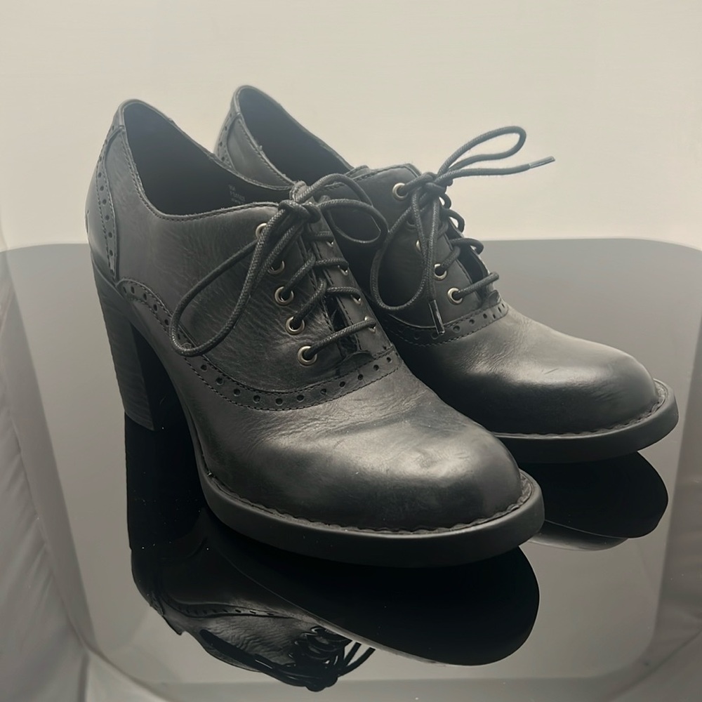Born shoes size 9 leather only worn a couple times like new